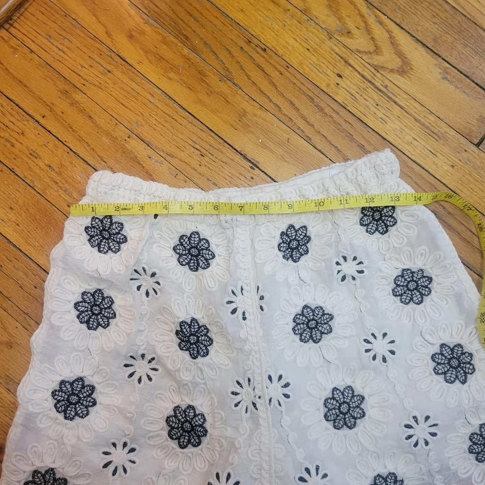 Cream‎ & Black Embroidered Floral Women's Shorts NWOT Cottagecore Coastal Boho